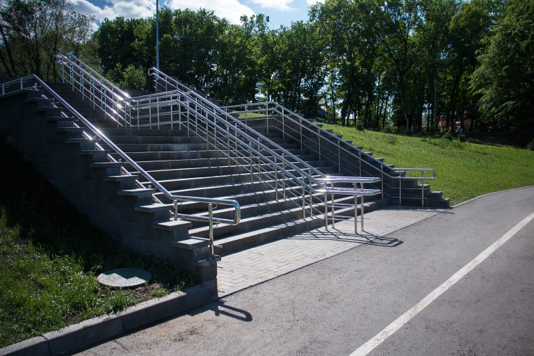 Stairs,With,Concrete,Steps,Metal,Shiny,Railings,In,The,Park